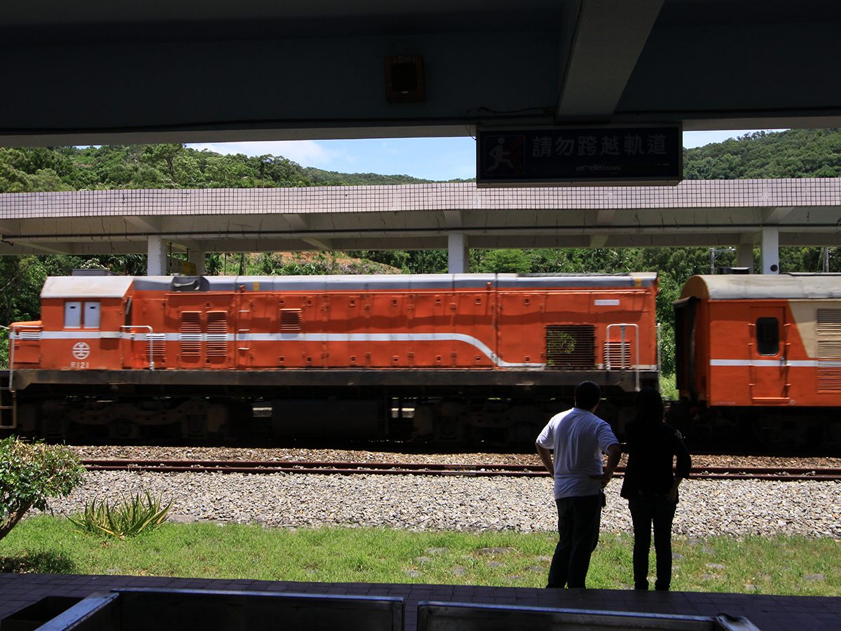 大武鄉古莊車站月台旁的列車