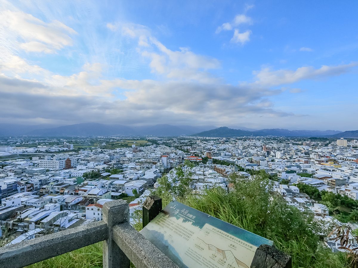從鯉魚山步道眺望台東市區與太平洋