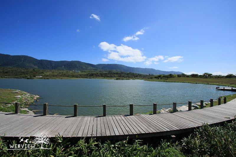 大坡池沿湖的木棧道與藍天白雲