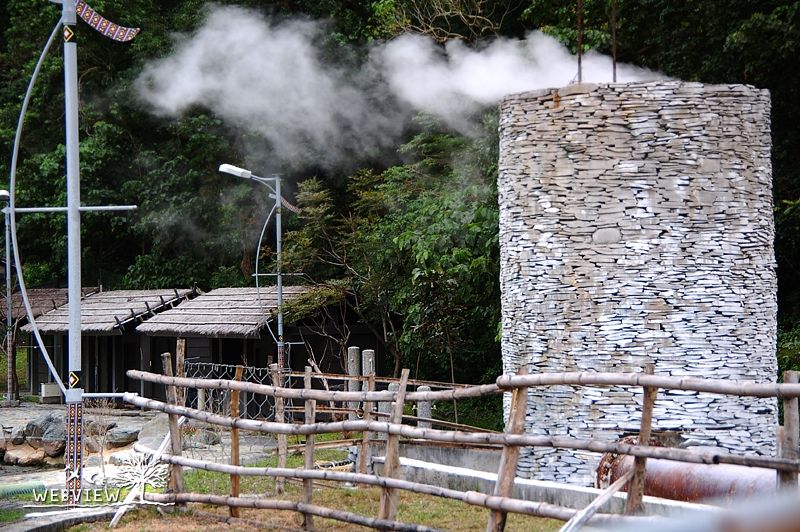 金峰溫泉石砌泉源冒出的蒸氣